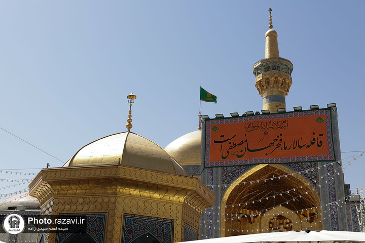 تعلیق لافتات بمناسبة مولد النبي(ص) في الحرم الرضوي الشریف