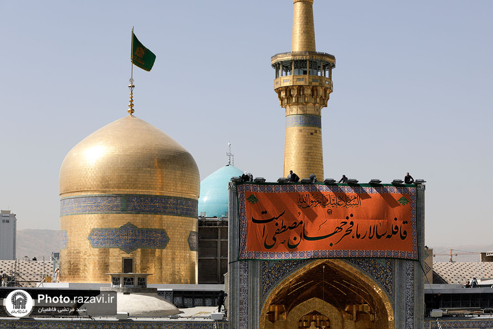 تعلیق لافتات بمناسبة مولد النبي(ص) في الحرم الرضوي الشریف