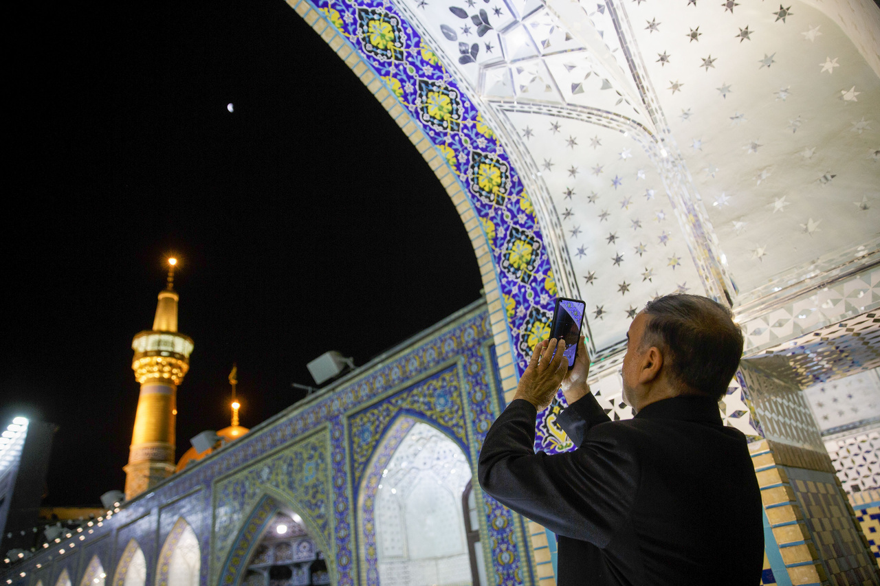 خسوف القمر في سماء حرم الإمام الرضا (ع)