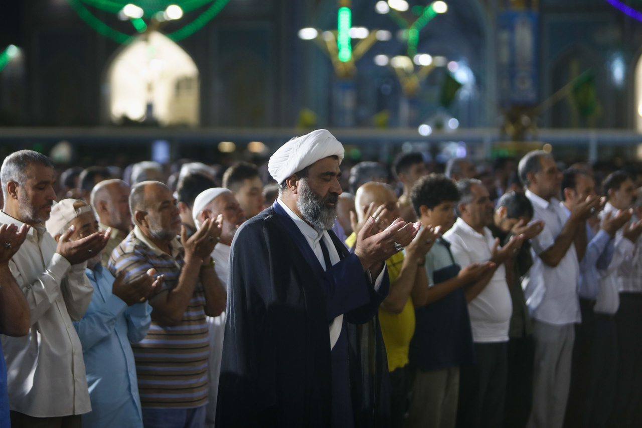 إقامة صلاة الآیات تزامنا مع خسوف القمر في الحرم الرضوي الشریف