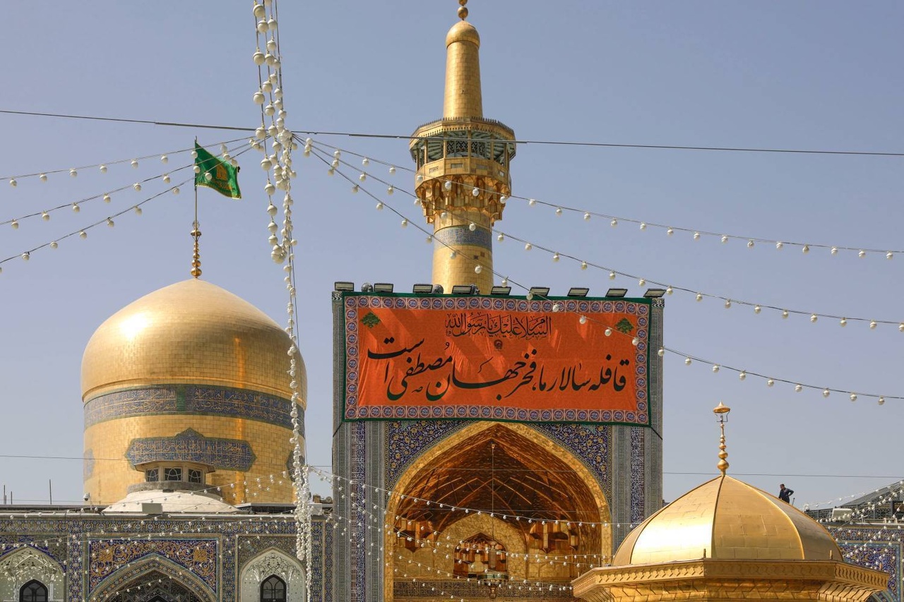 زينة وإضاءة مميزة للحرم الرضوي المطهر بمناسبة مولد النبي الأكرم (صلى الله عليه وآله)