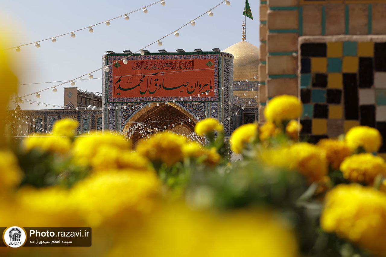 تعلیق لافتات بمناسبة مولد النبي(ص) في الحرم الرضوي الشریف