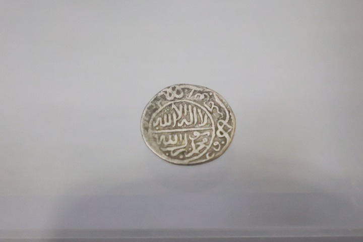 إزاحة الستار عن عملات تاريخية تحمل اسم النبي محمد (ص) في متحف الحرم الرضوي الشریف