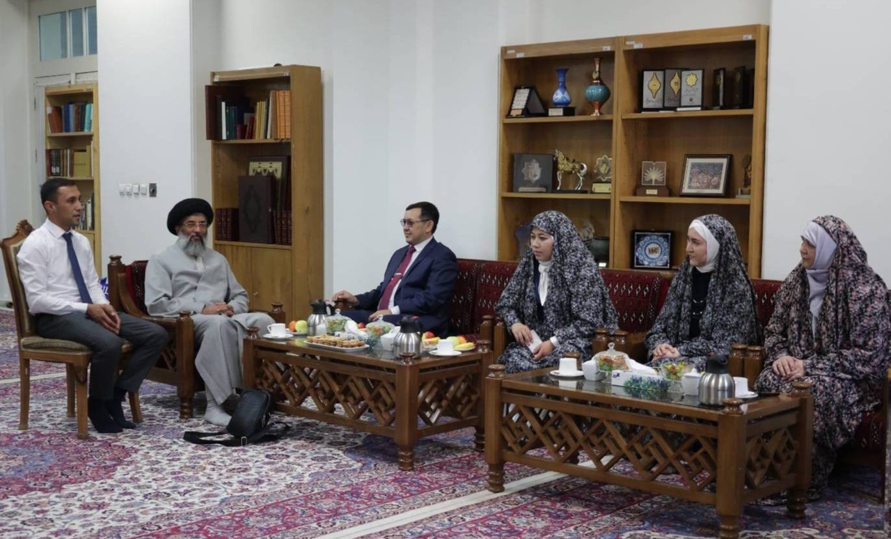 AQR’s Library hosts Uzbek delegation from Alisher Navoi Intl. Foundation