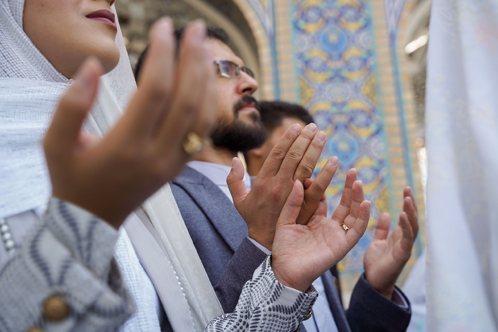 تشرف زوج های جوان به حرم مطهر امام رضا علیه السلام
