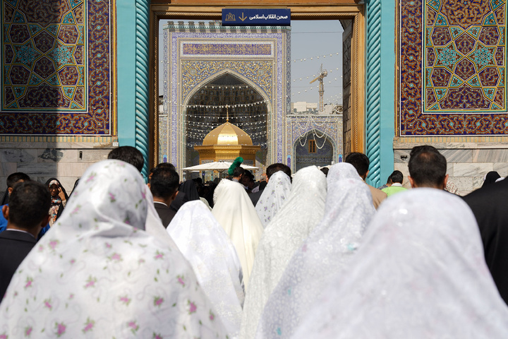 تشرف زوج های جوان به حرم مطهر امام رضا علیه السلام