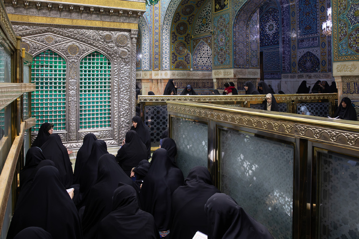 غبار روبی مضجع منور امام رضا علیه السلام