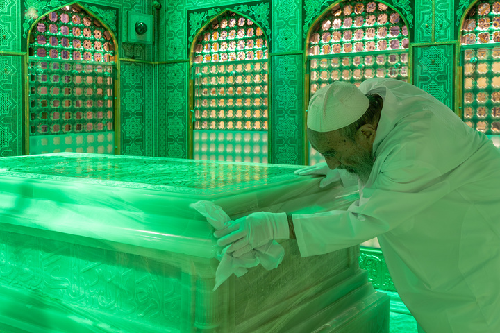 غبار روبی مضجع منور امام رضا علیه السلام