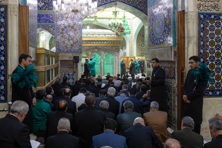 غبار روبی مضجع منور امام رضا علیه السلام
