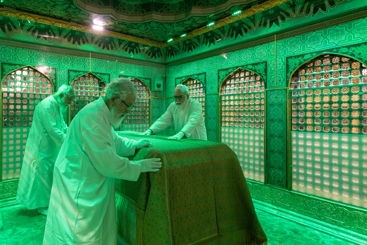غبار روبی مضجع منور امام رضا علیه السلام