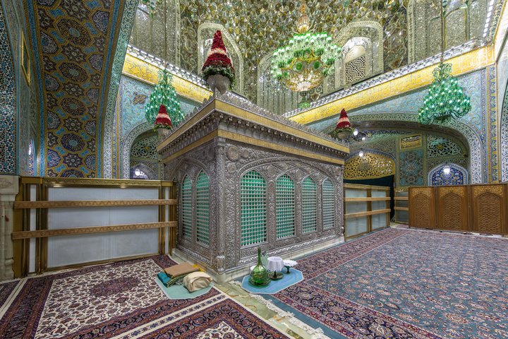 غبار روبی مضجع منور امام رضا علیه السلام