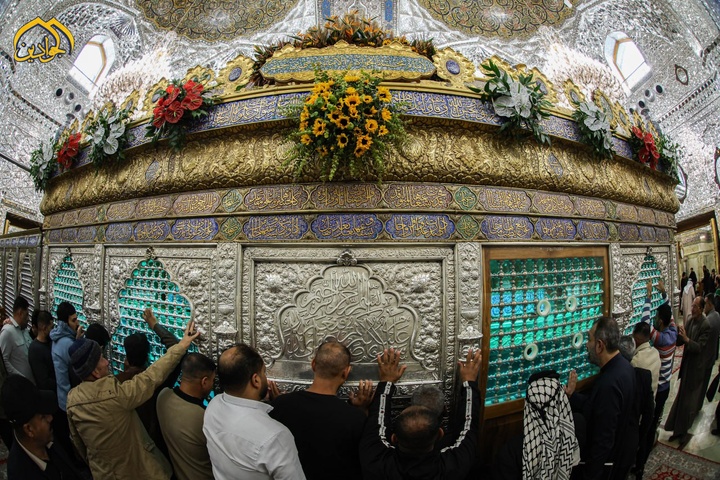 گل آرایی ضریح مطهر امامین جوادین(ع) به مناسبت ولادت حضرت زهرا(س)