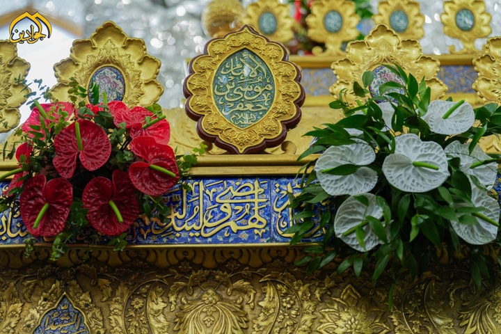 گل آرایی ضریح مطهر امامین جوادین(ع) به مناسبت ولادت حضرت زهرا(س)