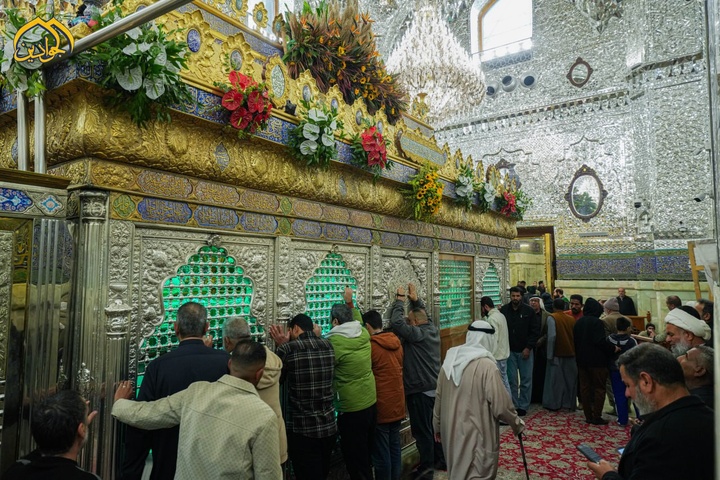 گل آرایی ضریح مطهر امامین جوادین(ع) به مناسبت ولادت حضرت زهرا(س)