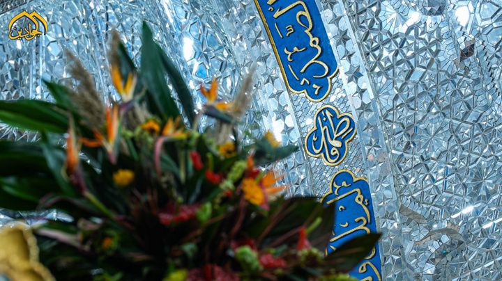 گل آرایی ضریح مطهر امامین جوادین(ع) به مناسبت ولادت حضرت زهرا(س)