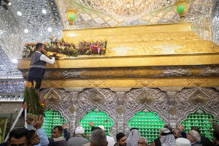 گل آرایی ضریح مطهر حسینی به مناسبت ولادت حضرت زهرا(س)