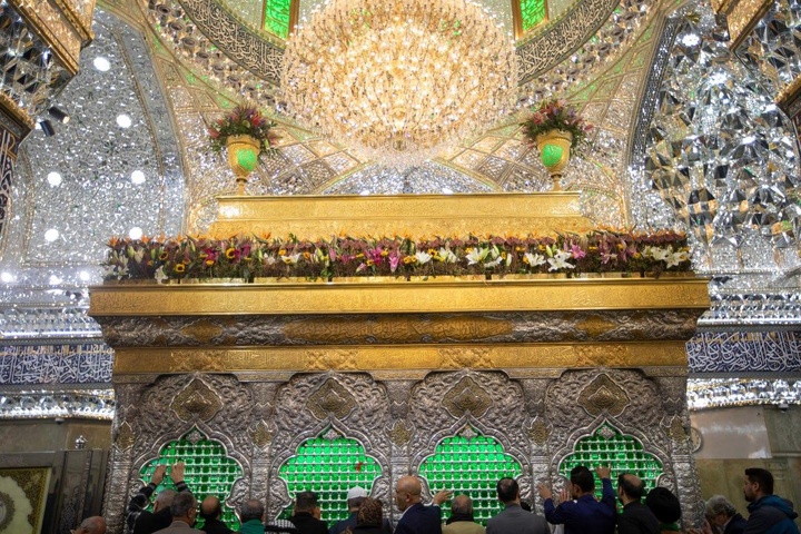 گل آرایی ضریح مطهر حسینی به مناسبت ولادت حضرت زهرا(س)