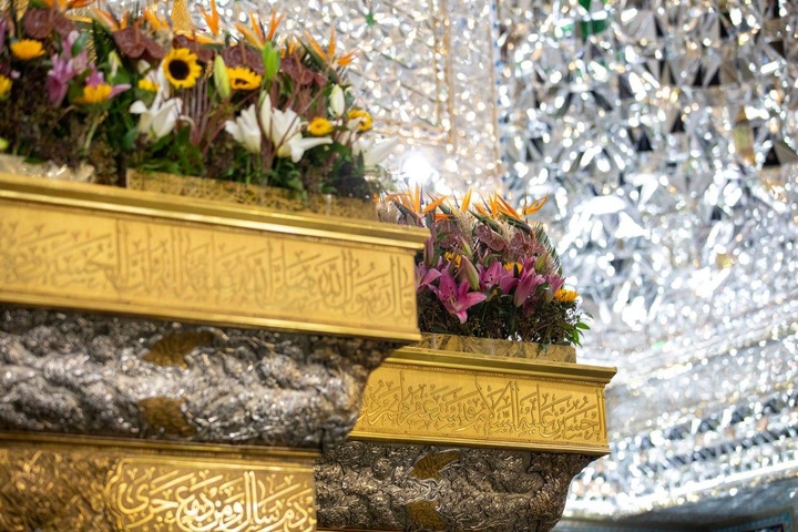 گل آرایی ضریح مطهر حسینی به مناسبت ولادت حضرت زهرا(س)