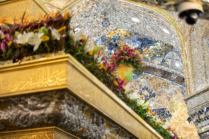 گل آرایی ضریح مطهر حسینی به مناسبت ولادت حضرت زهرا(س)