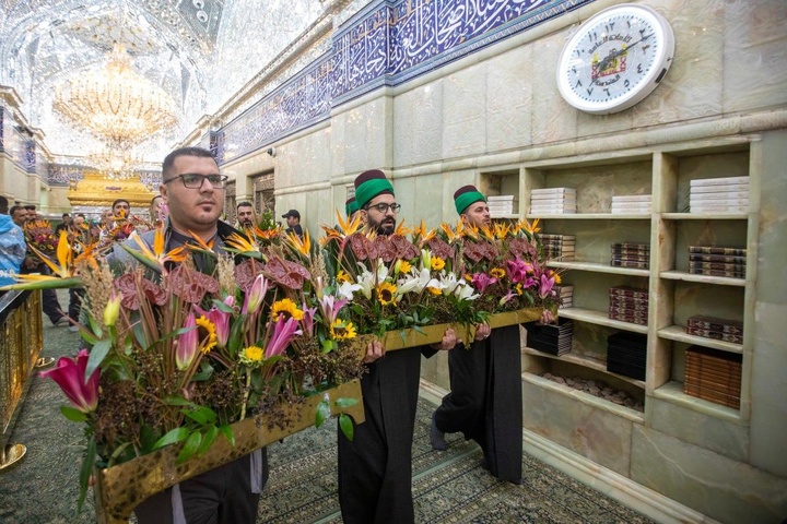 گل آرایی ضریح مطهر حسینی به مناسبت ولادت حضرت زهرا(س)