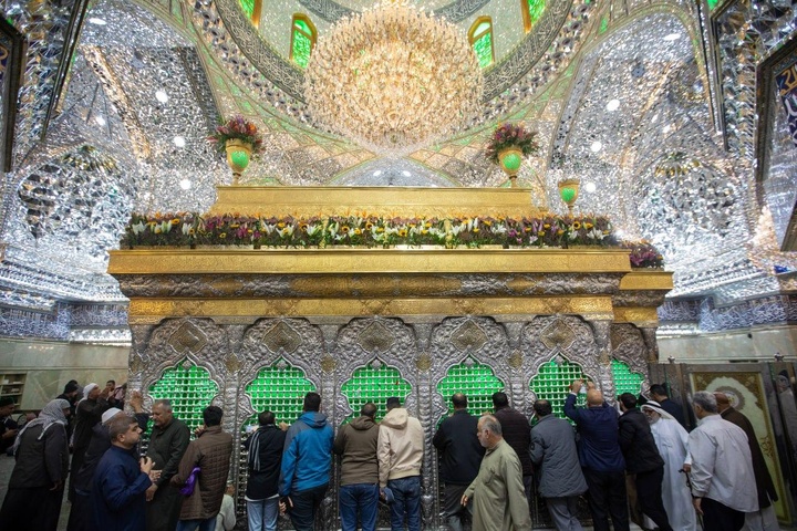 گل آرایی ضریح مطهر حسینی به مناسبت ولادت حضرت زهرا(س)