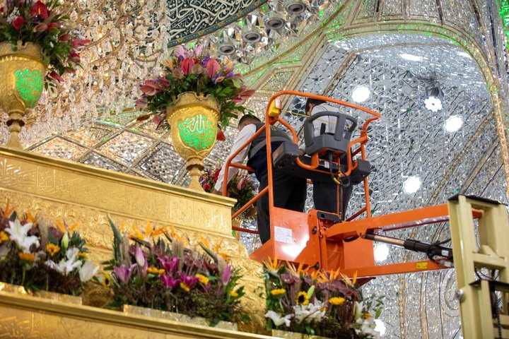 گل آرایی ضریح مطهر حسینی به مناسبت ولادت حضرت زهرا(س)