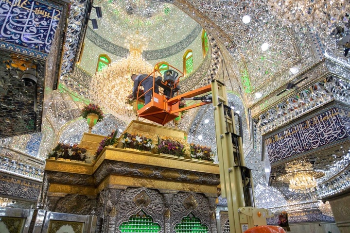 گل آرایی ضریح مطهر حسینی به مناسبت ولادت حضرت زهرا(س)