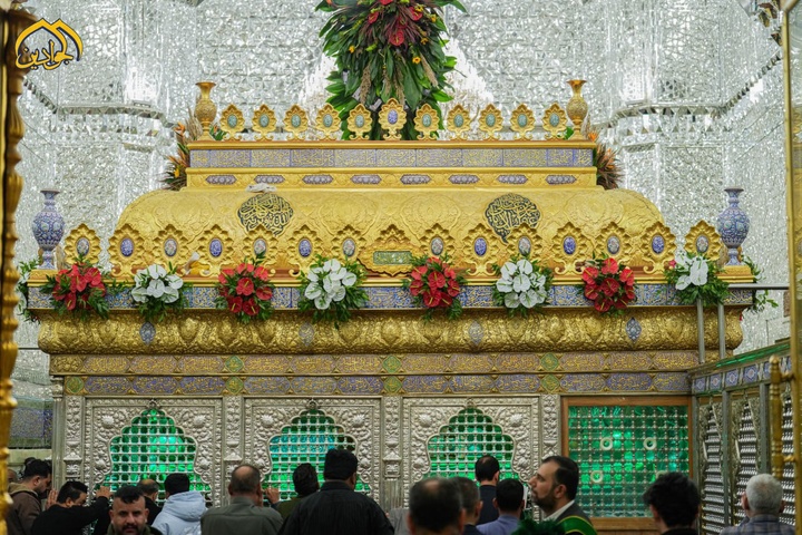 گل آرایی ضریح مطهر حسینی به مناسبت ولادت حضرت زهرا(س)