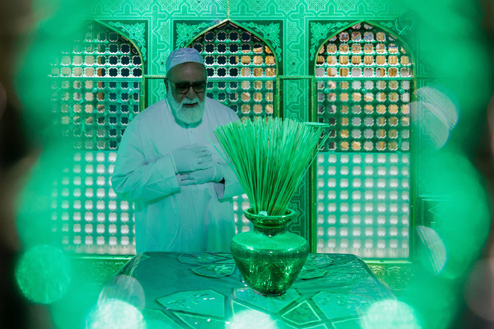 غبار روبی مضجع منور رضوی با حضور بانوان