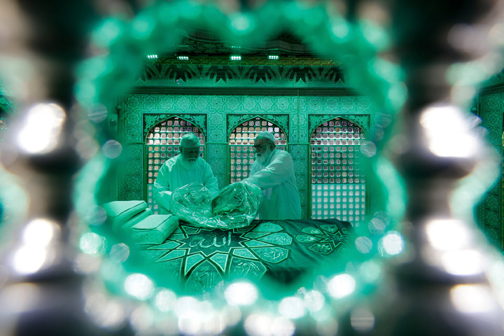 غبار روبی مضجع منور رضوی با حضور بانوان