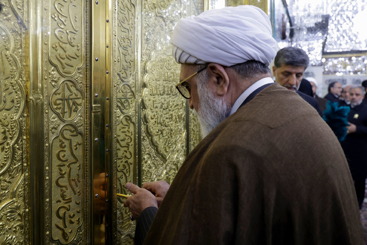 غبار روبی مضجع منور رضوی با حضور بانوان