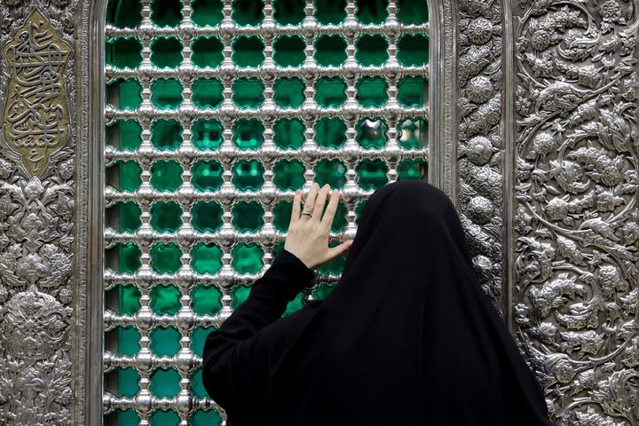 غبار روبی مضجع منور رضوی با حضور بانوان