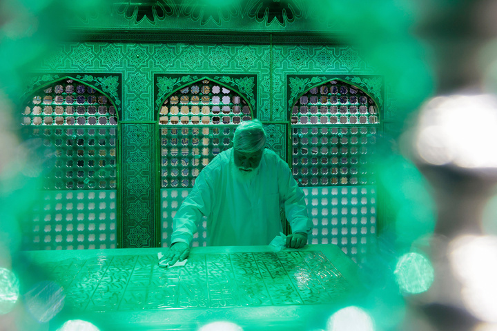 غبار روبی مضجع منور رضوی با حضور بانوان