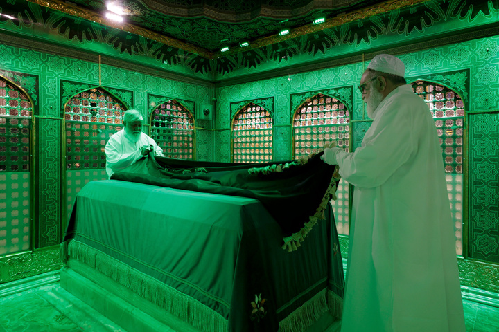 غبار روبی مضجع منور رضوی با حضور بانوان