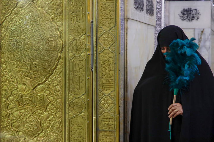 غبار روبی مضجع منور رضوی با حضور بانوان