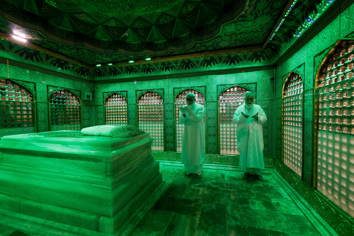 غبار روبی مضجع منور رضوی با حضور بانوان