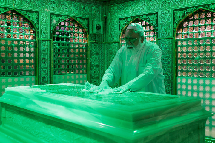 غبار روبی مضجع منور رضوی با حضور بانوان