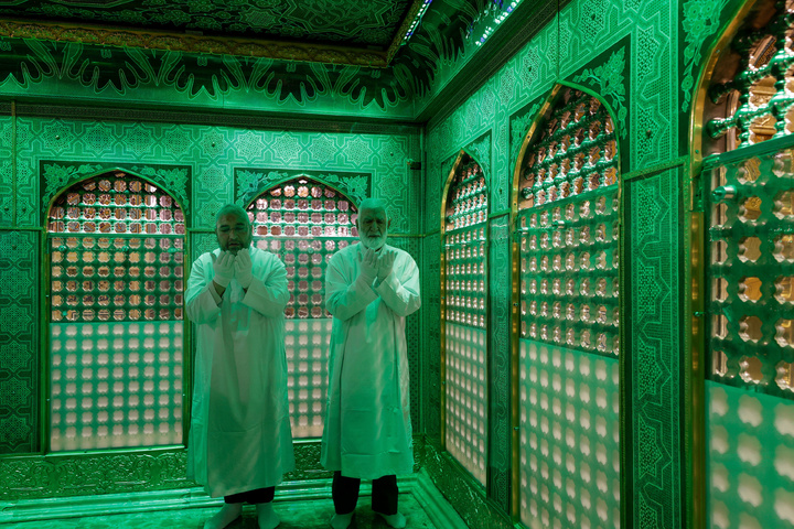 غبار روبی مضجع منور رضوی با حضور بانوان