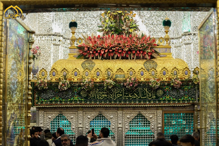 گل آرایی ضریح مطهر امامین جوادین(ع)