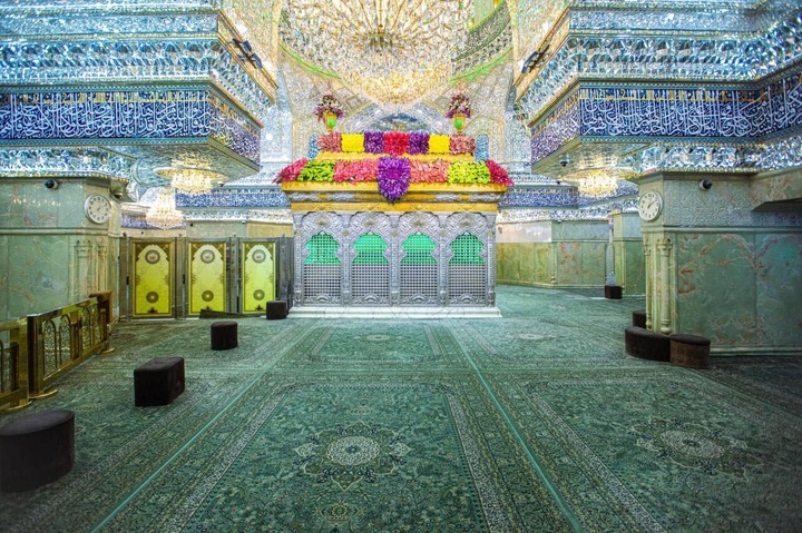 گل آرایی ضریح مطهر امام حسین (ع) در آستانه سوم شعبان