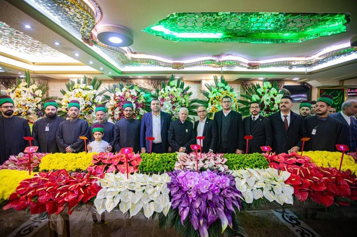 گل آرایی ضریح مطهر امام حسین (ع) در آستانه سوم شعبان