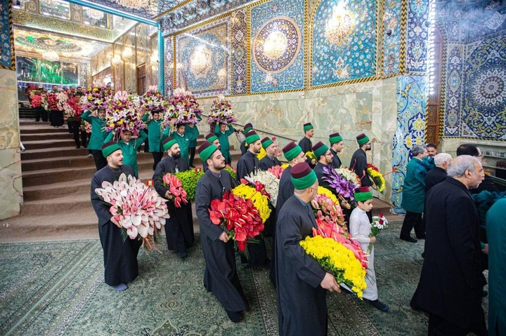 گل آرایی ضریح مطهر امام حسین (ع) در آستانه سوم شعبان
