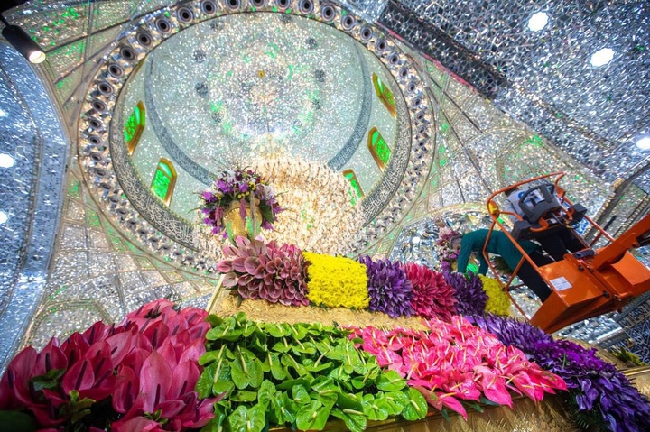 گل آرایی ضریح مطهر امام حسین (ع) در آستانه سوم شعبان