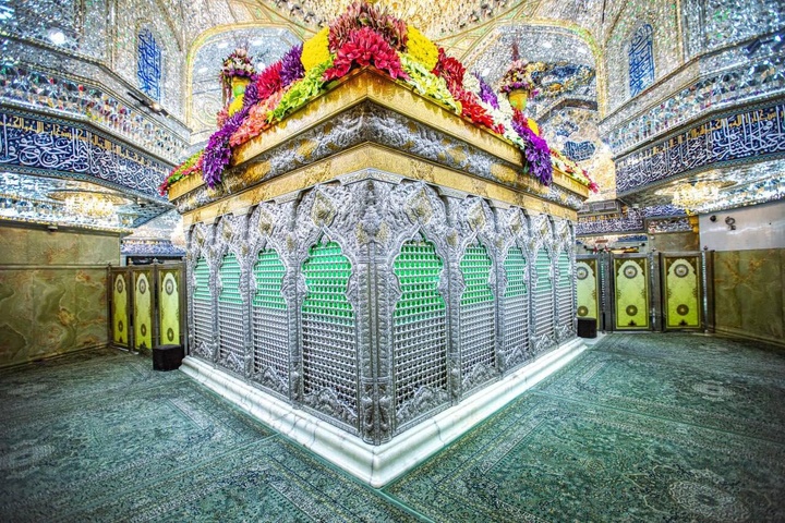 گل آرایی ضریح مطهر امام حسین (ع) در آستانه سوم شعبان