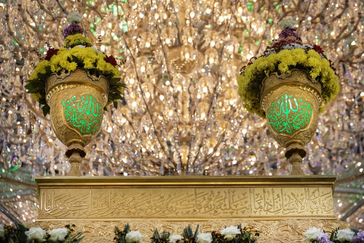گل آرایی حرم مطهر حسینی به مناسبت نیمه شعبان