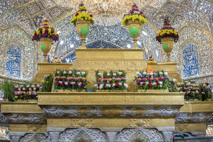 گل آرایی حرم مطهر حسینی به مناسبت نیمه شعبان