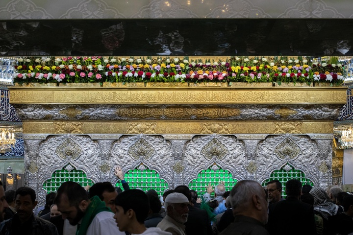 گل آرایی حرم مطهر حسینی به مناسبت نیمه شعبان