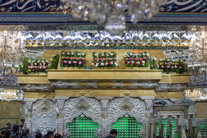 گل آرایی حرم مطهر حسینی به مناسبت نیمه شعبان