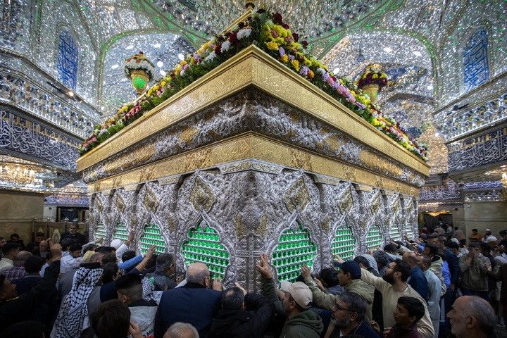 گل آرایی حرم مطهر حسینی به مناسبت نیمه شعبان