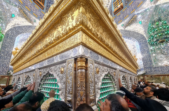 حرم امام رضا(ع) کو امام زمانہ(عج) کی صفات سے مزیّن بنرز اور کتبوں سے سجایا گیا ہے 
